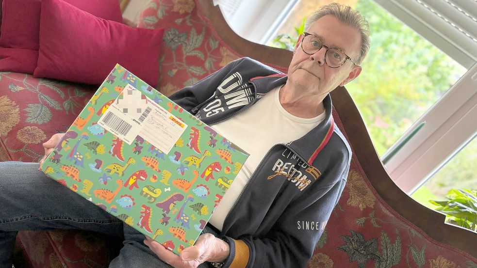 Wolfgang Kütt aus Norden hält ein Paket in der Hand. Er schickte es auf Wunsch seiner toten Frau dieser Redaktion in Leer zu. Foto: Lars Löschen