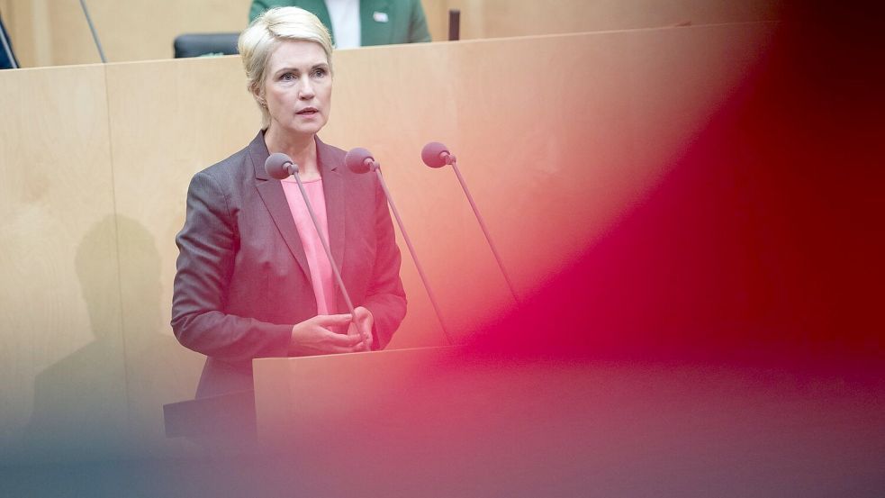 Ministerpräsidentin Schwesig forderte, der Spritpreis müsse „unter 2 Euro“ kommen.   Foto: Christophe Gateau/dpa