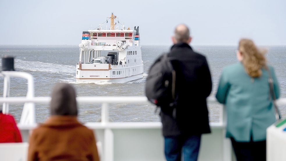 Das Fährschiff „Frisia IV“ der AG Reederei Norden-Frisia ist während der Überfahrt von der Insel Norderney zum Hafen Norddeich im Wattenmeer unterwegs. Foto: Hauke-Christian Dittrich/dpa