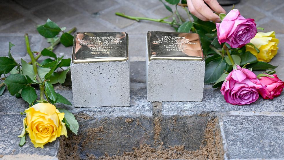 Solche Stolpersteine dürfen in Heidenau künftig nicht mehr verlegt werden. Das hat der Stadtrat der sächsischen Kleinstadt jetzt beschlossen. Foto: dpa/Hendrik Schmidt