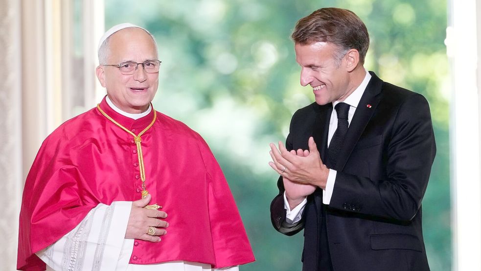 Frankreichs Präsident Emmanuel Macron beklatscht den Gast aus dem Vatikan. Foto: Teresa Suarez/AP POOL/AP/dpa