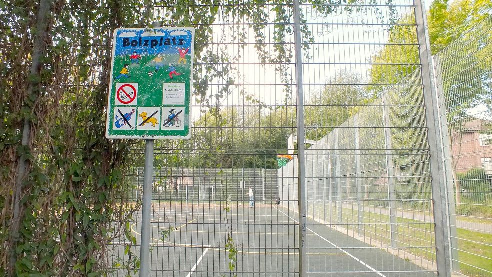Neue Gestaltung, altes Schild: Die Umgestaltung des Bolzplatzes Middenkamp im Osnabrücker Stadtteil Sutthausen ist abgeschlossen, doch nun müsse was in Sachen Lärmschutz getan werden, finden die Anwohner. Foto: Anke Herbers-Gehrs