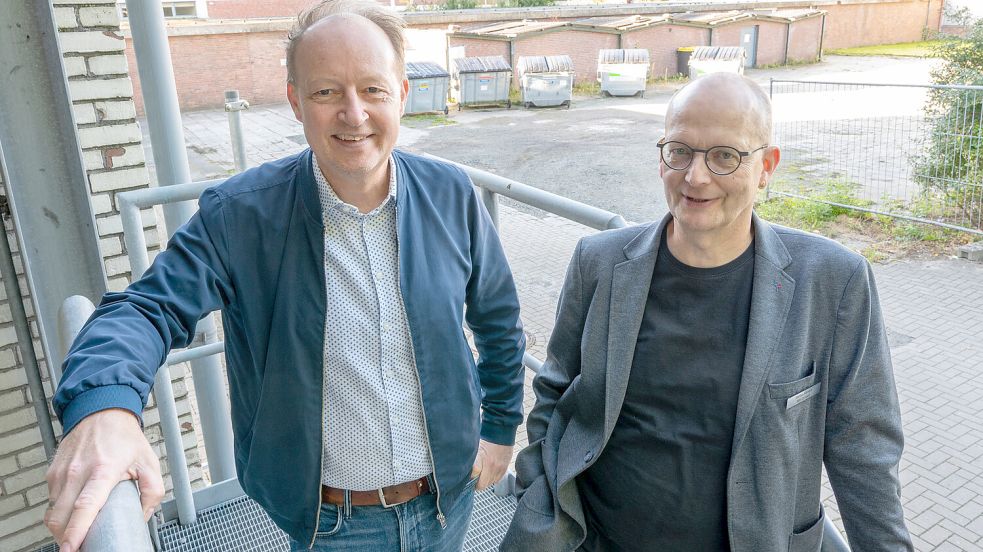 Torsten Janssen (links), Schulleiter der BBS 2 in Leer und sein Kollege Stefan Klinker sind gespannt, wie sich die Politik beim Neubau des Kfz-Werkstattbereichs entscheiden wird. Foto: Klaus Ortgies