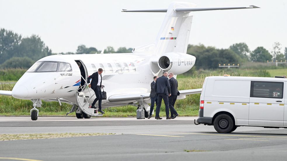 Im August 2026 landete VW-Konzernchef Oliver Blume auf dem Flugplatz Emden. Foto: Lars Penning/dpa