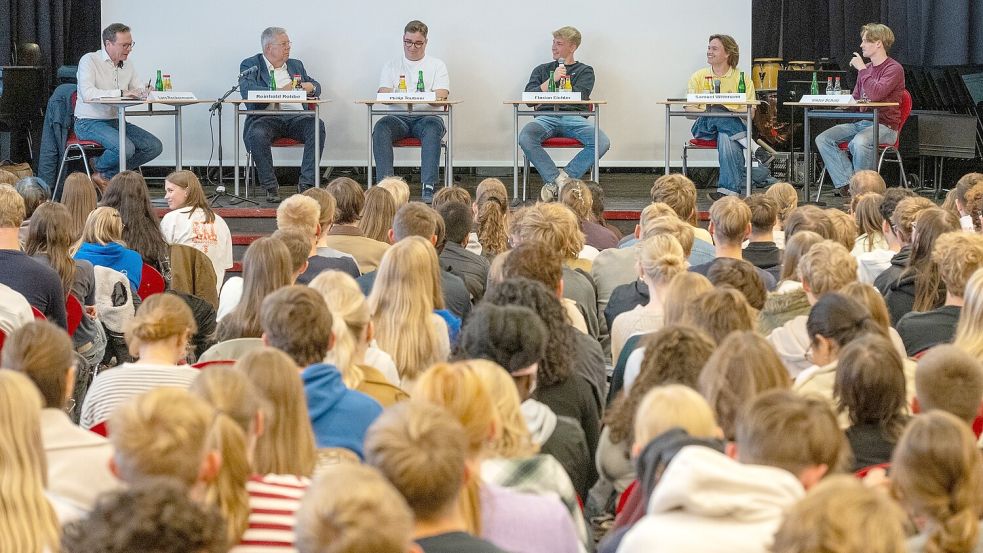 Rund 400 Schüler und Schülerinnen verfolgten die Podiumsdiskussion mit (von links) Moderator Lars Reckermann, Chefredakteur von Ostfriesen-Zeitung und General-Anzeiger, dem ehemaligen Wehrbeauftragten Reinhold Robbe und den ehemaligen Schülern Philip Teubner, Florian Eichler, Samuel Wittmann und Viktor Scholz. Foto: Klaus Ortgies