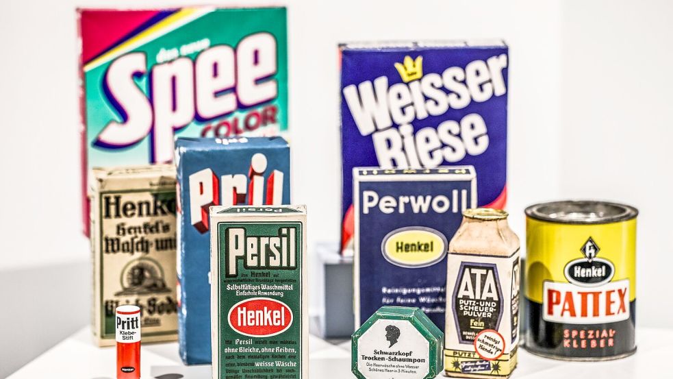 Ein Reihe historischer Produktverpackungen bekannter Henkel-Produkte. Foto: Oliver Berg/dpa