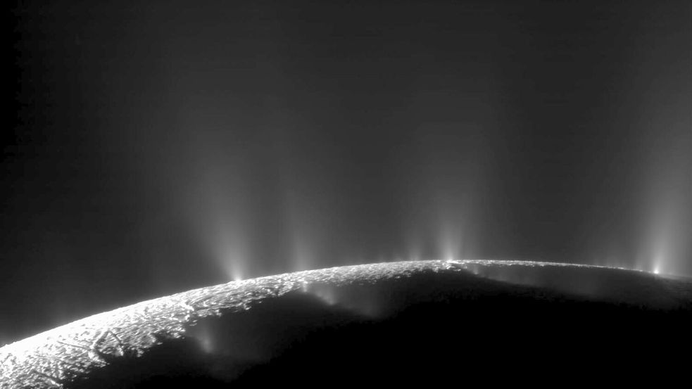 Geysire am Südpol des Saturnmondes schleudern Wasserdampf und Eiskörner Hunderte Kilometer hoch ins Weltall. (Archivbild) Foto: picture alliance / dpa