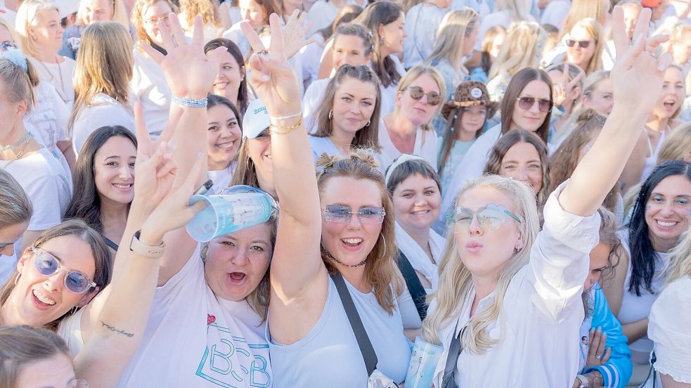 Auf Bitte der Band sind die allermeisten Fans in Weiß und Hellblau gekommen, den Farben des Albums. Foto: Rolf Vennenbernd/dpa