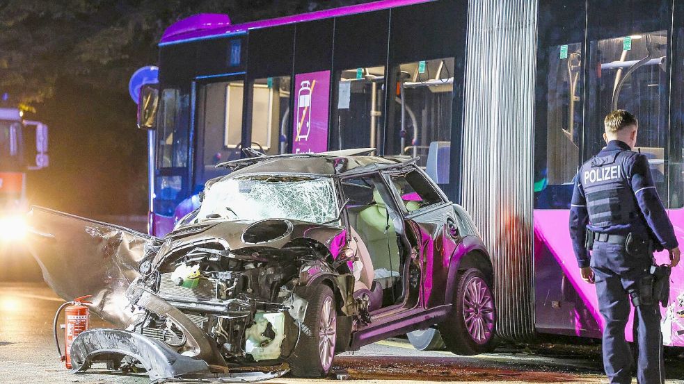 Vier Menschen waren bei dem Unfall in der Nacht schwer verletzt worden.  Foto: Alex Talash/dpa