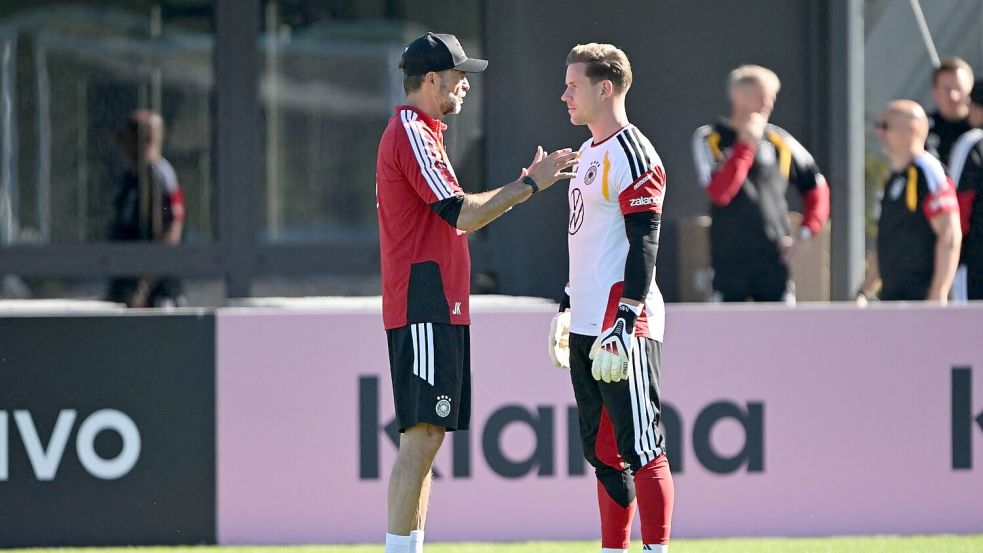 Kurzes Gespräch auf dem Trainingsplatz zwischen Chef Klopp und Torwart ter Stegen.  Foto: Federico Gambarini/dpa