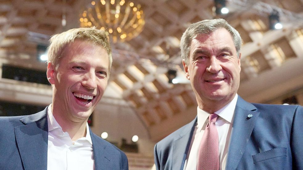 Haben Grund zur Freude: Münchens Oberbürgermeister Dominik Krause (l) und Bayerns Ministerpräsident Markus Söder Foto: Marijan Murat/dpa