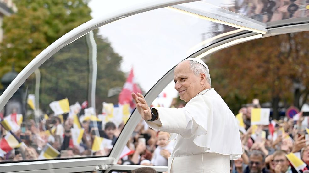 Nach offiziellen Angaben haben sich etwa 600.000 Menschen für den Gottesdienst nahe den Champs-Élysées angemeldet.  Foto: Emma Da Silva/AP/dpa