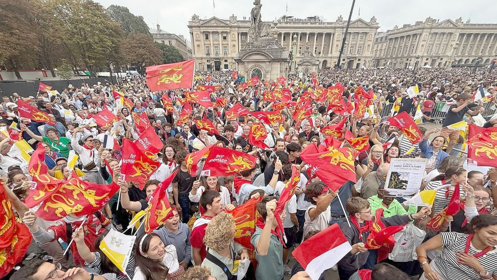 Die Vorfreude bei den wartenden Menschen ist groß. Foto: Christoph Sator/dpa