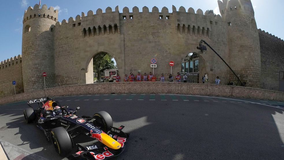 Max Verstappen vor der malerischen Kulisse in Baku. Foto: Pavel Bednyakov/AP/dpa