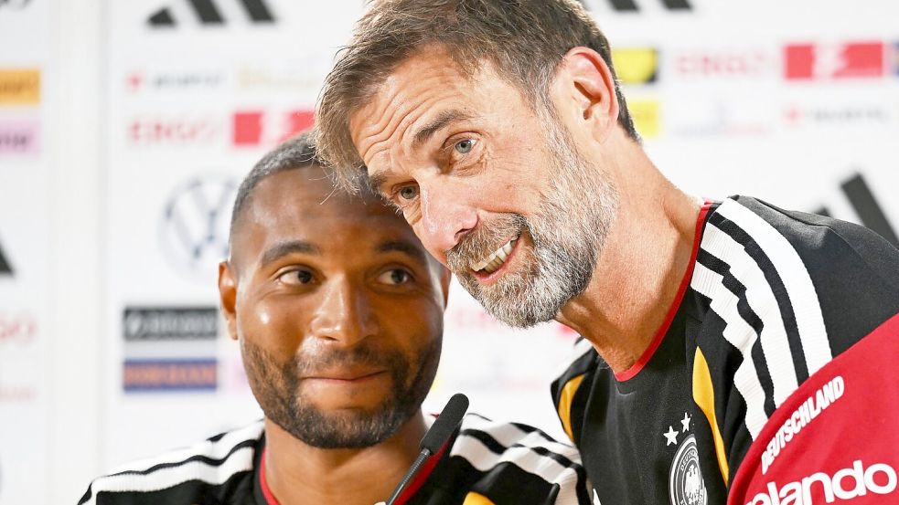 Jonathan Tah und Jürgen Klopp erlaubten sich ein Späßchen bei der Pressekonferenz.  Foto: Federico Gambarini/dpa