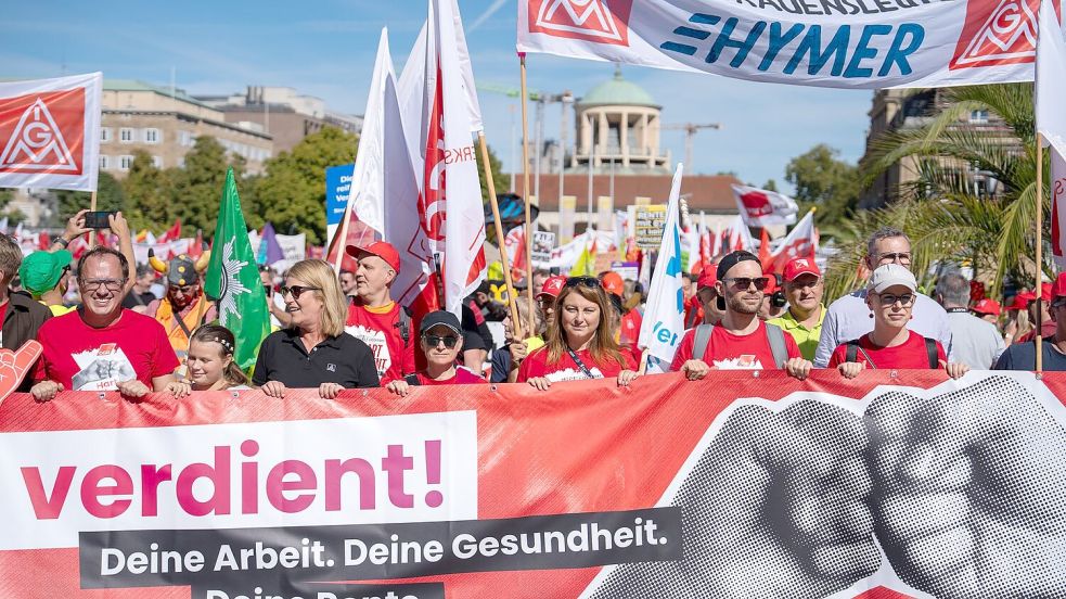Wie hier in Stuttgart demonstrierten bundesweit Zehntausende für einen starken Sozialstaat.  Foto: Enrique Kaczor/dpa
