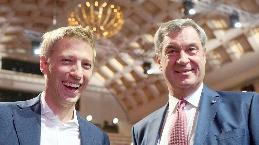 Münchens Oberbürgermeister Dominik Krause (l) und Bayerns Ministerpräsident Markus Söder dürfen sich weiter Hoffnungen auf Olympische Spiele machen. Foto: Marijan Murat/dpa