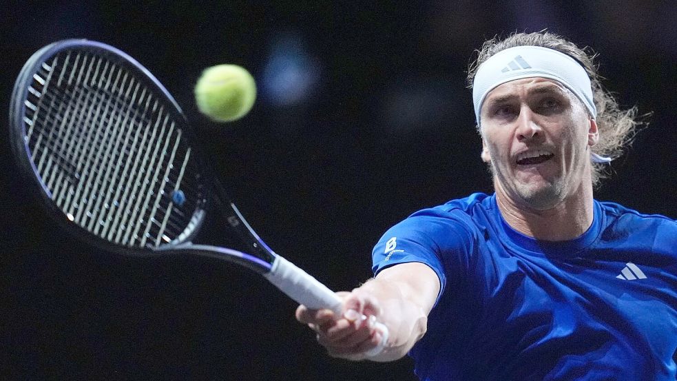 Alexander Zverev schlägt aktuell beim Laver Cup auf. Foto: Maja Smiejkowska/AP/dpa