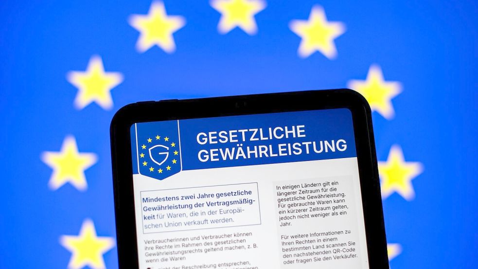 Das Label macht deutlich: Kunden können in der EU defekte Neuware mindestens zwei Jahre lang reklamieren - in manchen Ländern auch länger. (Symbolbild)  Foto: Jan Woitas/dpa
