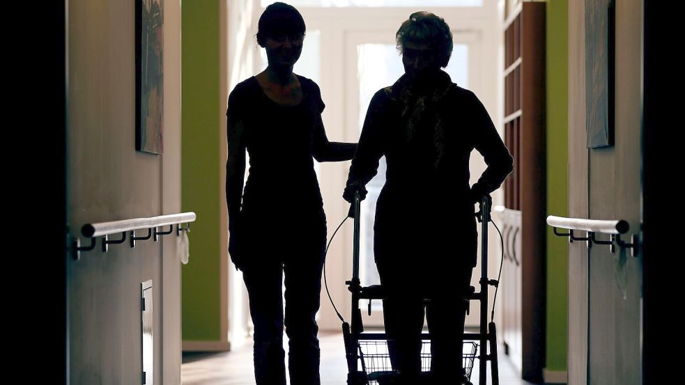 Noch ist eine Pflegereform nur in Konturen erkennbar, vieles ist noch strittig. (Symbolbild) Foto: Oliver Berg/dpa