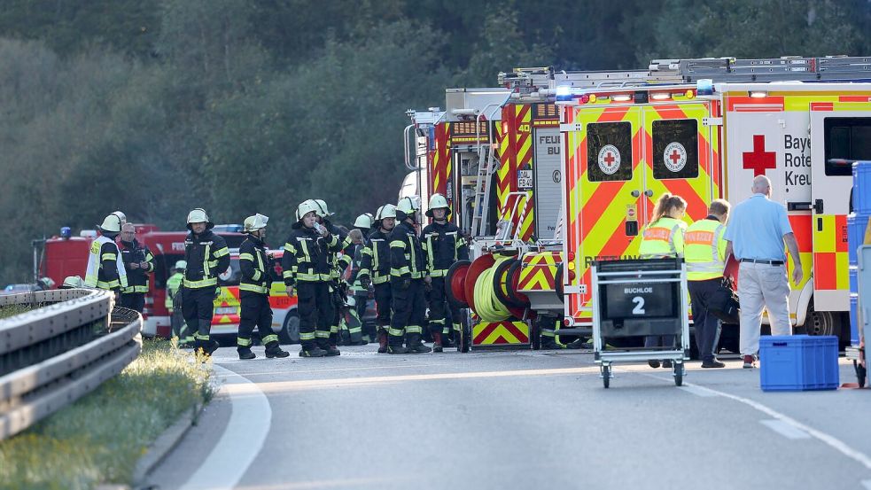 Der Reisebus kippte am Morgen um. Die Polizei ist im Einsatz. Foto: Karl-Josef Hildenbrand/dpa