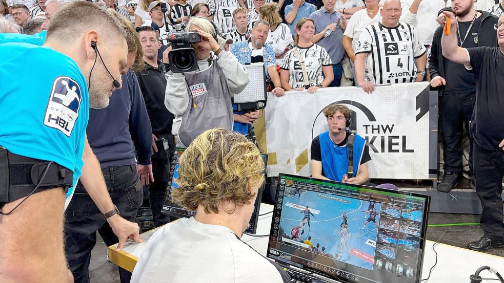 Die Überprüfung der letzten Szene des Derbys sorgte beim THW Kiel für Ärger und Unverständnis. Foto: Frank Molter/dpa