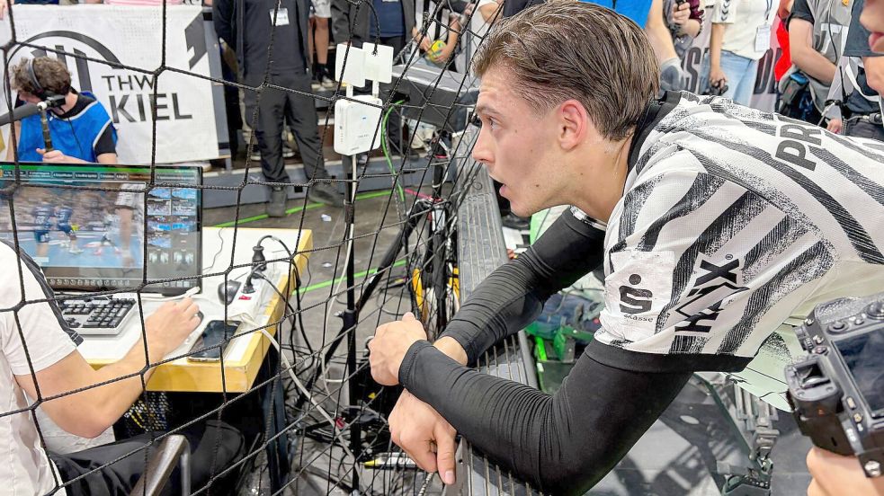 Domen Makuc verfolgte gebannt die Video-Überprüfung der letzten Derby-Szene. Foto: Frank Molter/dpa