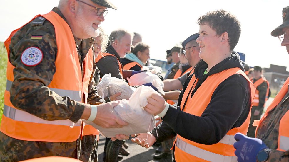 Eine Menschenkette, die Sandsäcke zu einem beschädigten Deich bringt, kann im Notfall Schlimmes verhindern. In Emden nahmen mehr als 70 Spontanhelfer an einer Großübung mit dem Szenario Schiffshavarie und Deichbruch teil – ein Erfolg. Foto: Heinz Wagenaar