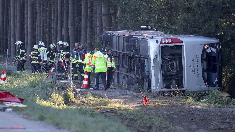 Ein Reisebus ist bei Buchloe im Allgäu von der A96 abgekommen. Foto: Karl-Josef Hildenbrand/dpa