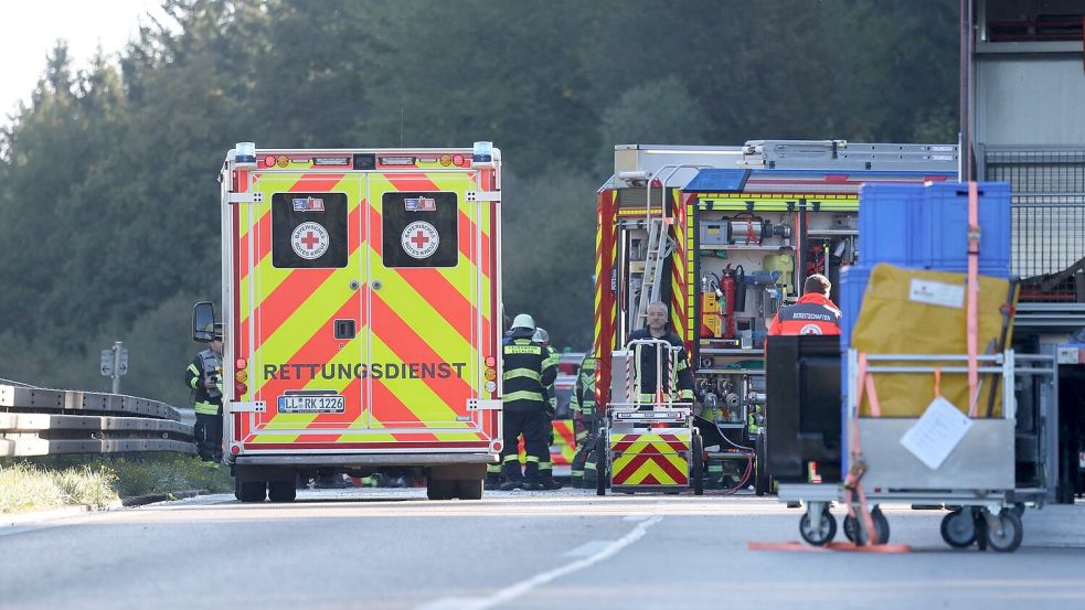 Die A96 wurde für die Bergungsarbeiten in beiden Richtungen voll gesperrt. Foto: Karl-Josef Hildenbrand/dpa