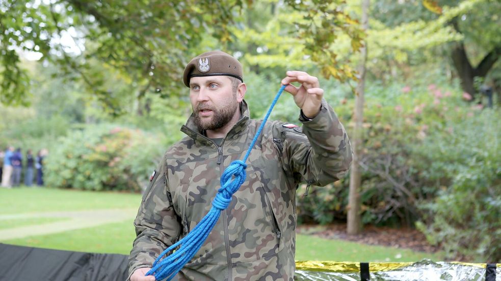 Soldat Michal Szubert von Polens Territorialstreitkräften erklärt, die man sich draußen schützen kann.  Foto: Doris Heimann/dpa