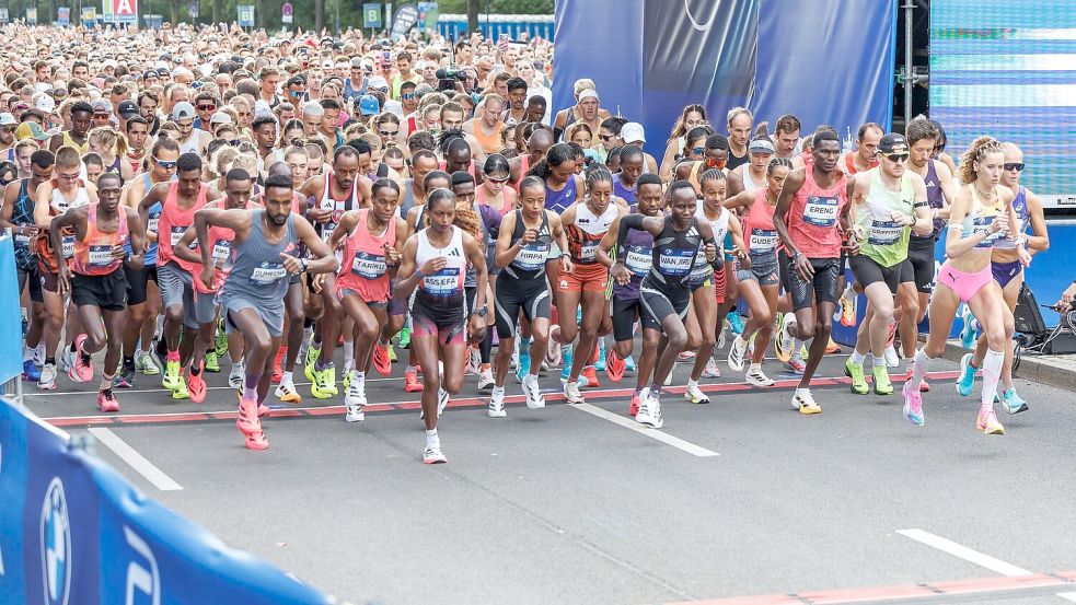 Tigst Assefa (vorne) erlebt ein Drama beim Berlin-Marathon. Foto: Andreas Gora/dpa