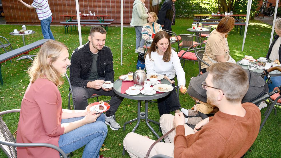 Der Appeldag in Neukamperfehn: Das Beisammensein stand beim Herbstmarkt am Sonntag im Vordergrund. Foto: Melchert Stromann