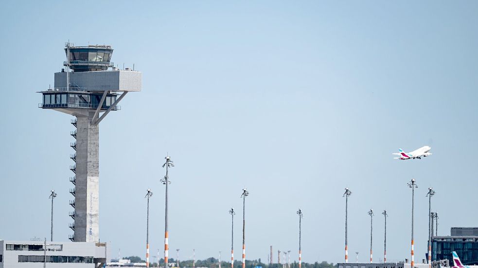 Wegen Verspätungen und Ausfällen kommen im Jahr mehr als 100.000 Klagen gegen Fluglinien zusammen. (Illustration)  Foto: Fabian Sommer/dpa