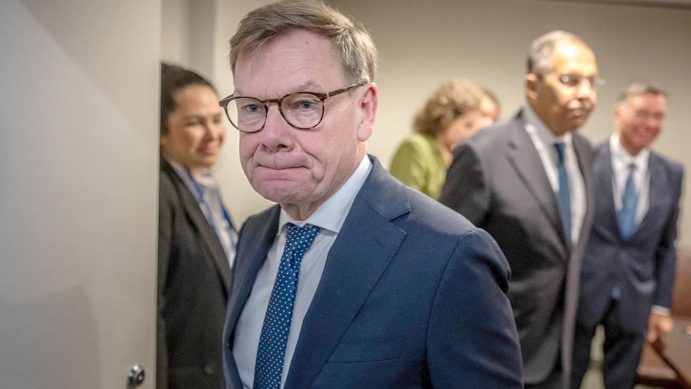 Ernüchtert: Bundesaußenminister Johann Wadephul (CDU) verlässt nach dem Treffen mit seinem Amtskollegen Sergej Lawrow den russischen Delegationsraum am Rande der UN-Vollversammlung. Foto: dpa/Michael Kappeler