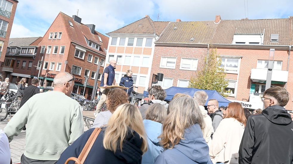 Martin Mennenga von der Stadt war bei der Fundsachen-Versteigerung wieder als Auktionator tätig. Auf dem Neuen Markt war am Samstag viel Andrang. Foto: Heinz Wagenaar
