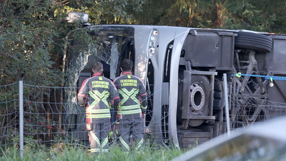 Ein Reisebus ist bei Buchloe im Allgäu von der A96 abgekommen. Foto: Karl-Josef Hildenbrand/dpa