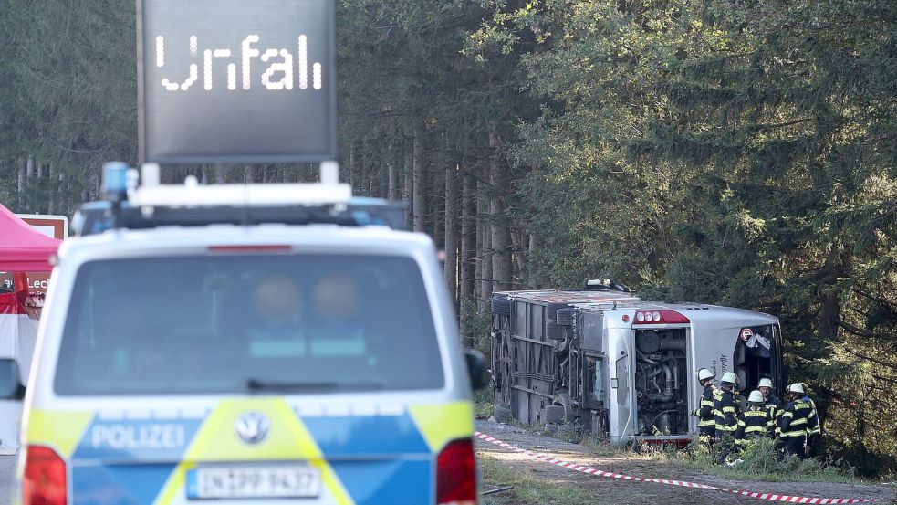 Der Bus kippte am Morgen gegen 6.00 Uhr um.  Foto: Karl-Josef Hildenbrand/dpa