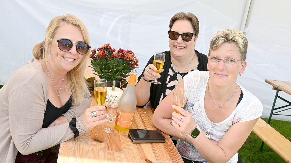 Trinken die drei Frauen etwa den legendären Kürbissekt, den viele Emder vom Kürbismarkt bei Ohlings kennen? Zum Herbst passt es. Foto: Heinz Wagenaar