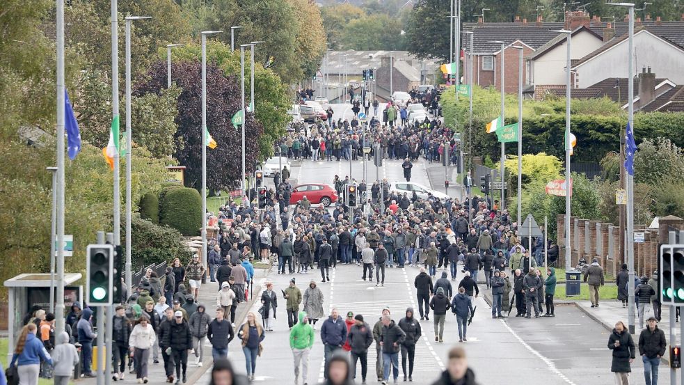 Keine Bewegung: Die umstrittene Parade bleibt seit den Morgenstunden blockiert.  Foto: Peter Morrison/PA Wire/dpa