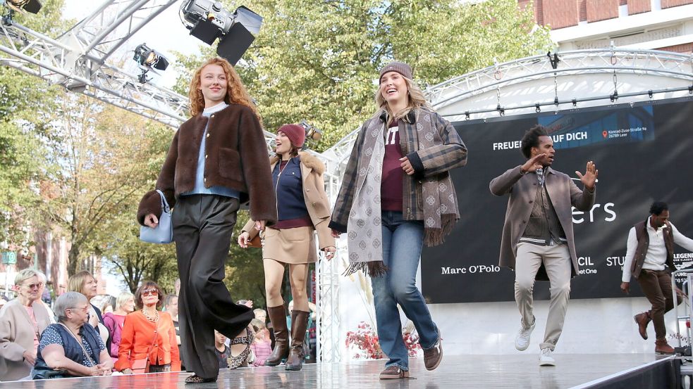 Models zeigten die neuesten Looks bei der Fashion Night 2026 in Leer. Foto: Frank Loger