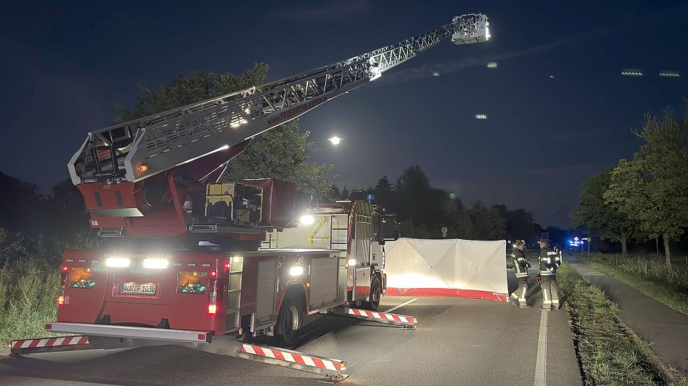 Die Unfallstelle wurde mit einem Sichtschutz verdeckt und unter anderem von einer Drehleiter ausgeleuchtet. Foto: Sönke Geiken/Feuerwehr Aurich