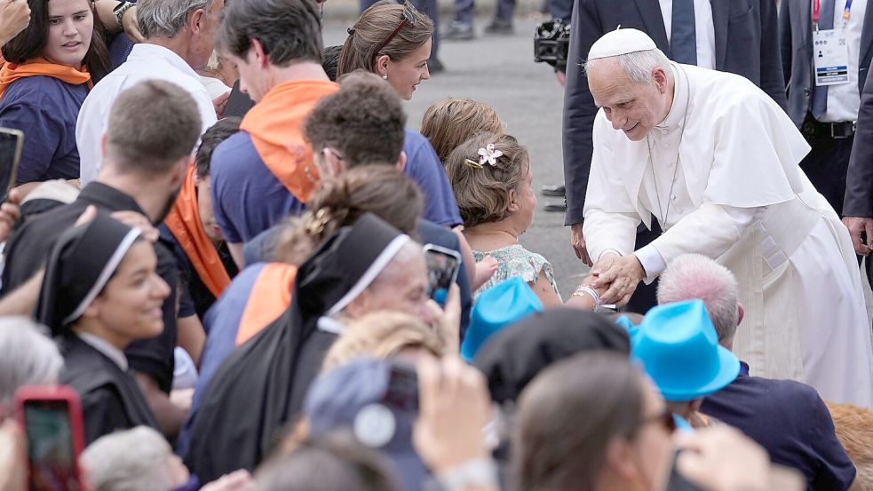 Papst Leo XIV. traf sich auch mit Missbrauchsopfern. Foto: Laurent Cipriani/AP/dpa