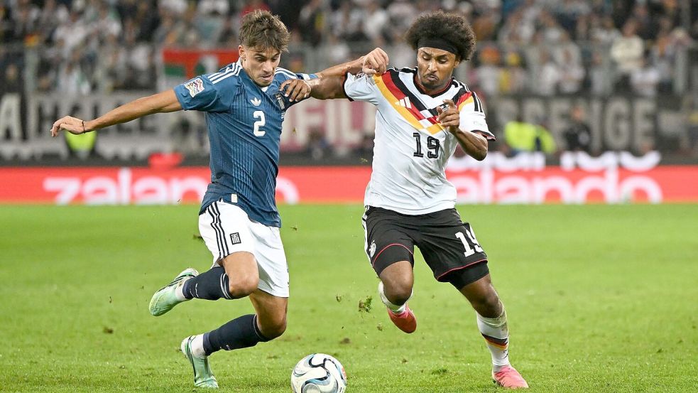 Dynamisch unterwegs auf dem Flügel: Karim Adeyemi (r).  Foto: Sven Hoppe/dpa
