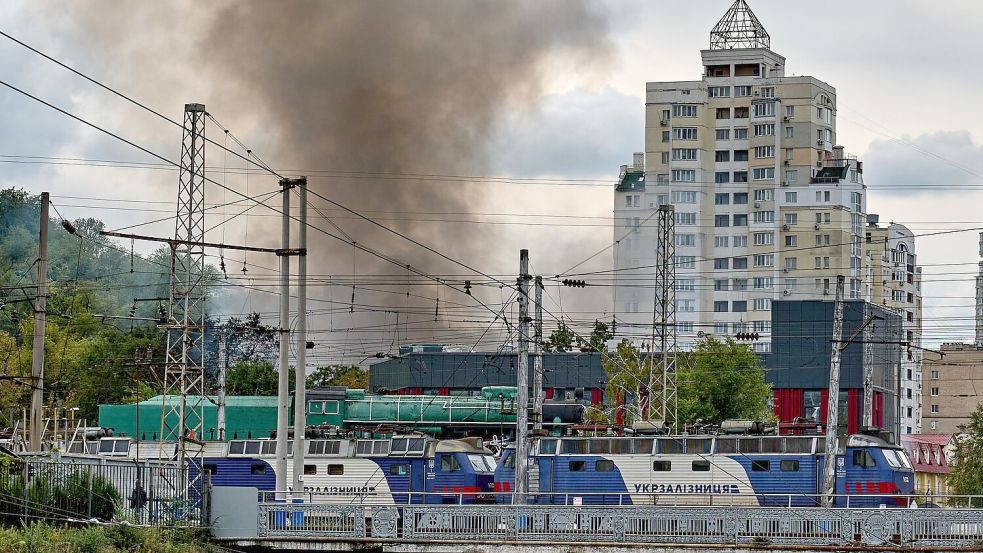 Keine Abwehr gegen neue Drohnen: Rauchsäulen über Kiew häufen sich. (Archivbild)  Foto: Efrem Lukatsky/AP/dpa