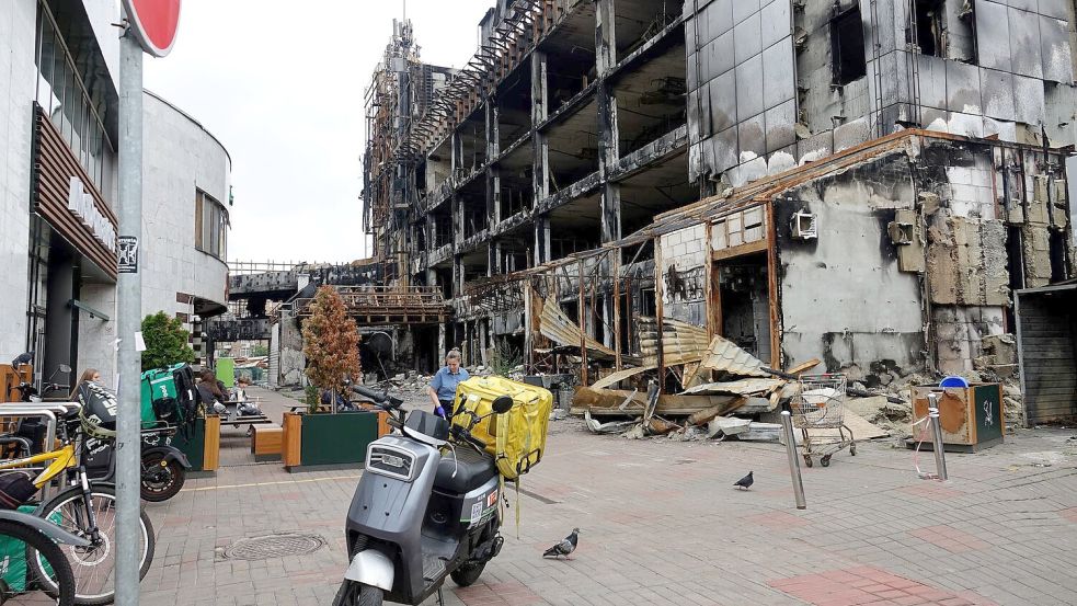 Ein Einkaufszentrum ist bei einem russischen Angriff ausgebrannt. (Archivbild)  Foto: Friedemann Kohler/dpa