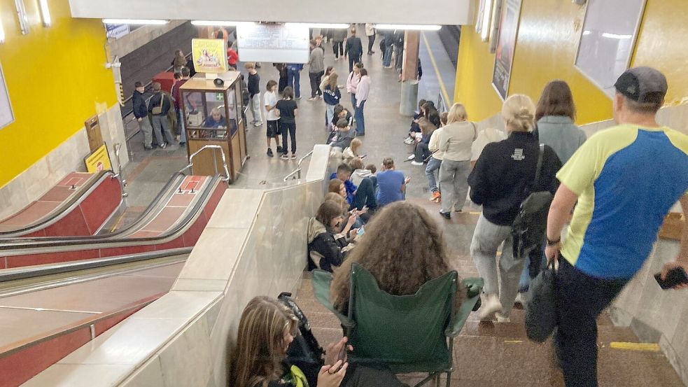 U-Bahn statt Schule: Bei Luftalarm fällt der Unterricht aus. (Archivbild) Foto: Friedemann Kohler/dpa