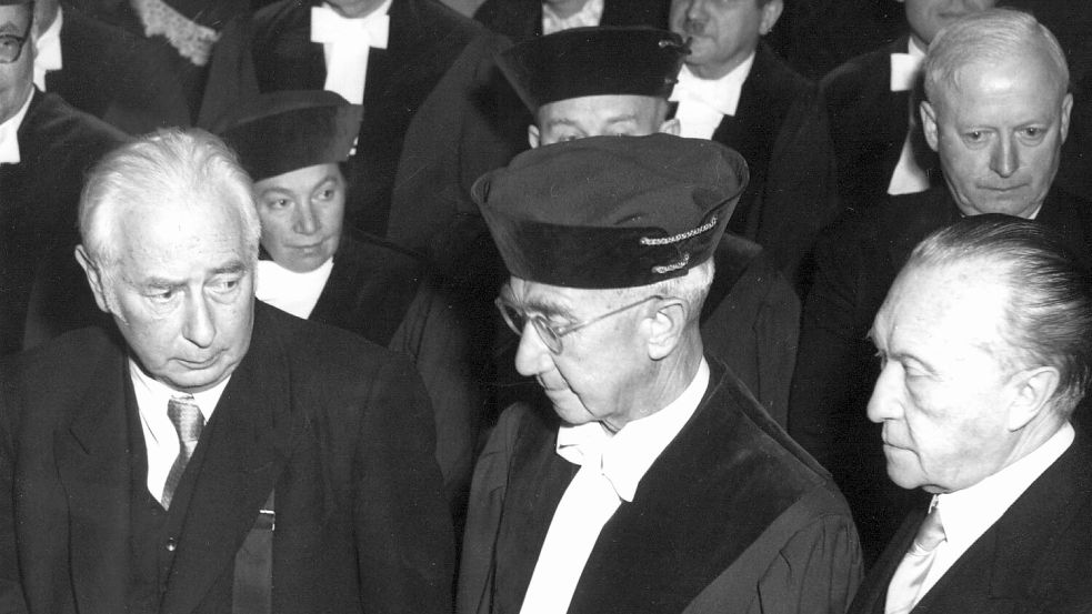 An dem Festakt 1951 nahmen auch Bundeskanzler Adenauer und Bundespräsident Theodor Heuss teil. (Archivbild) Foto: Koll/dpa