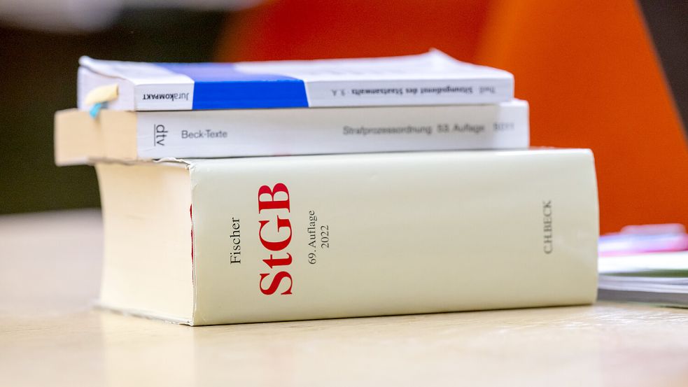 Der Angeklagte soll sich mehrerer Straftaten schuldig gemacht haben. Foto: Peter Kneffel/DPA