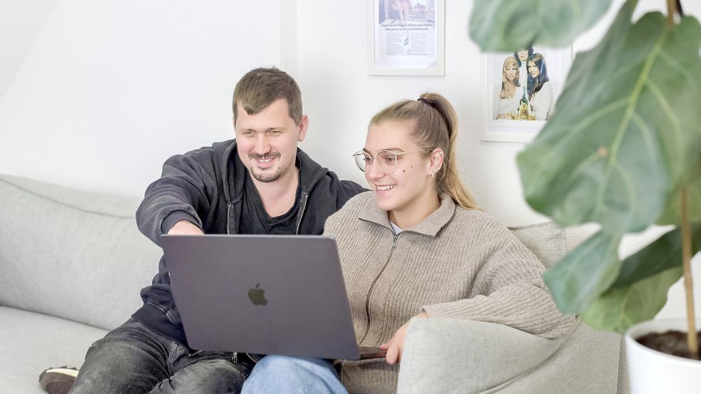 Oleksander Varava und Lara-Marleen Zielinsky sind bei cw.marketing für die Neukundengewinnung zuständig.